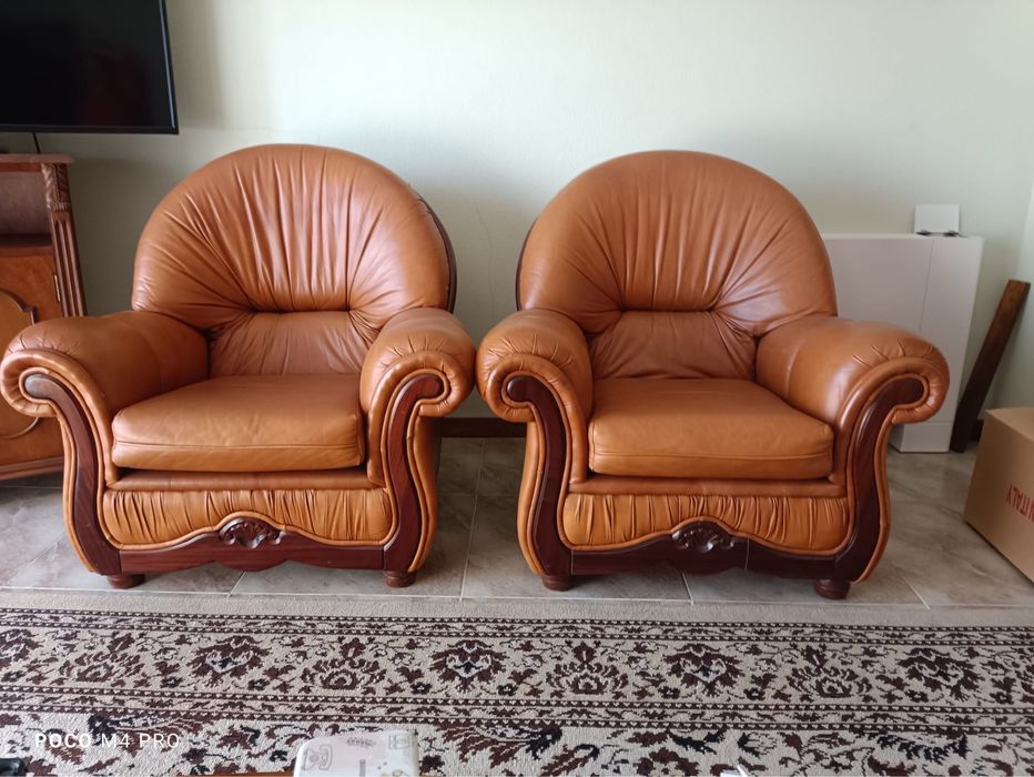 Sofas em Couro Antigo, em super bom estado. Com friso de madeira.