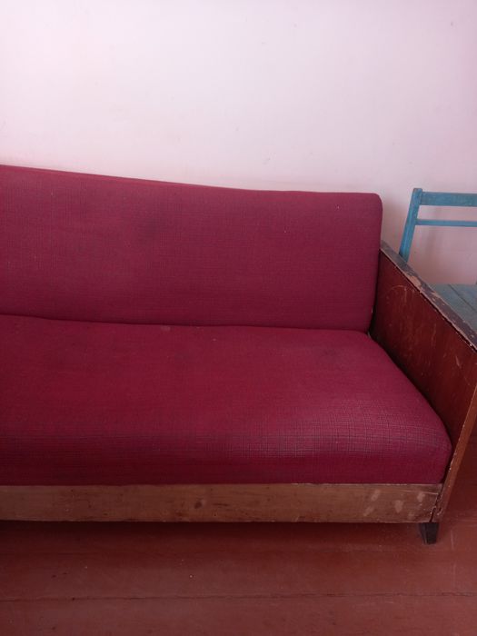 Диван червоного кольору