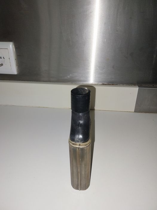 Frasco antigo de bebida em plástico e metal para levar para os picnics
