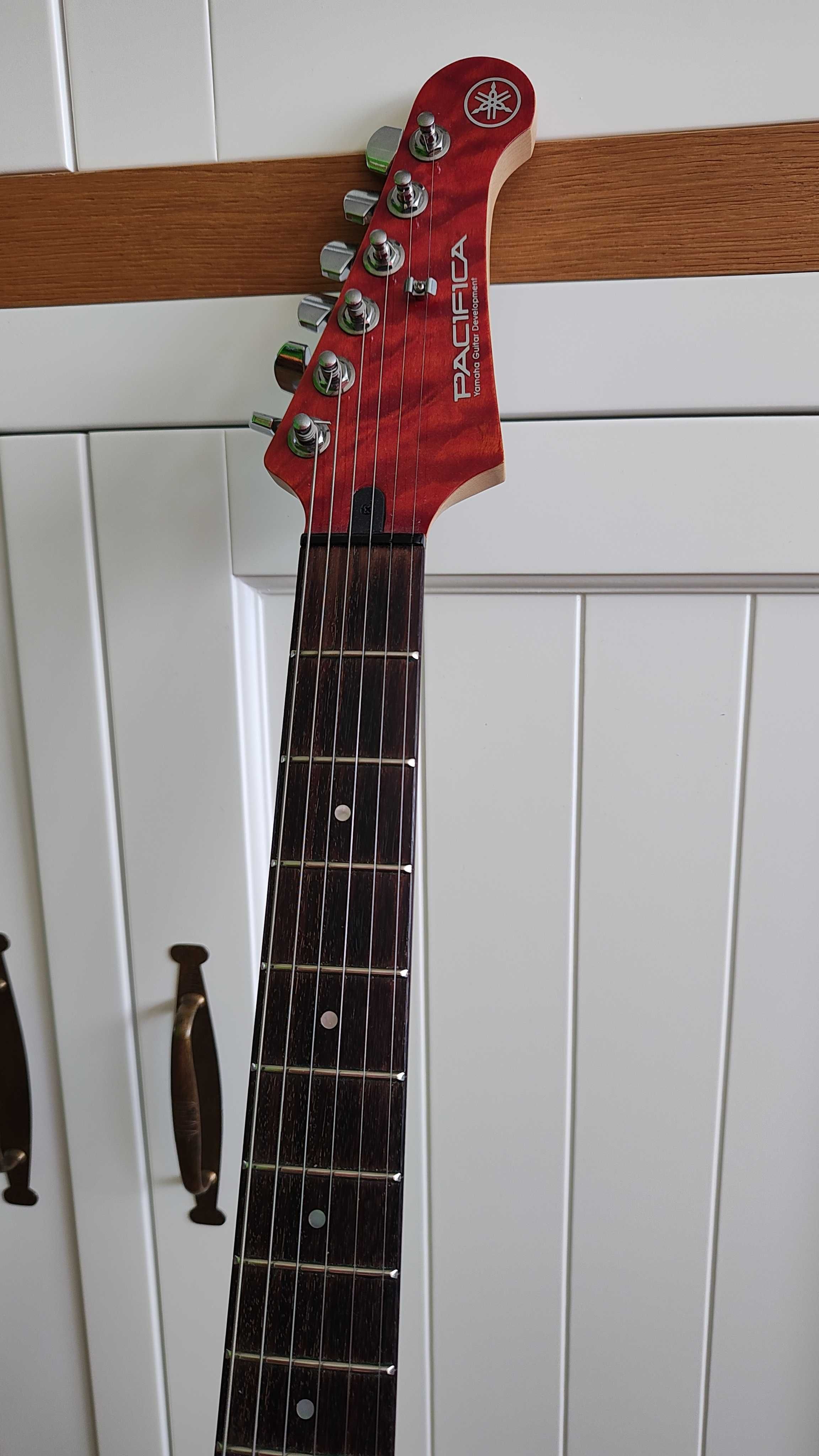 Gitara elektryczna Yamaha 212V i boss dual cube lx