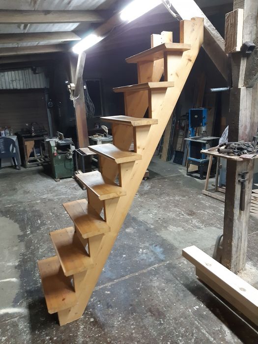 Schody drewniane młynarskie strychowe budowlane