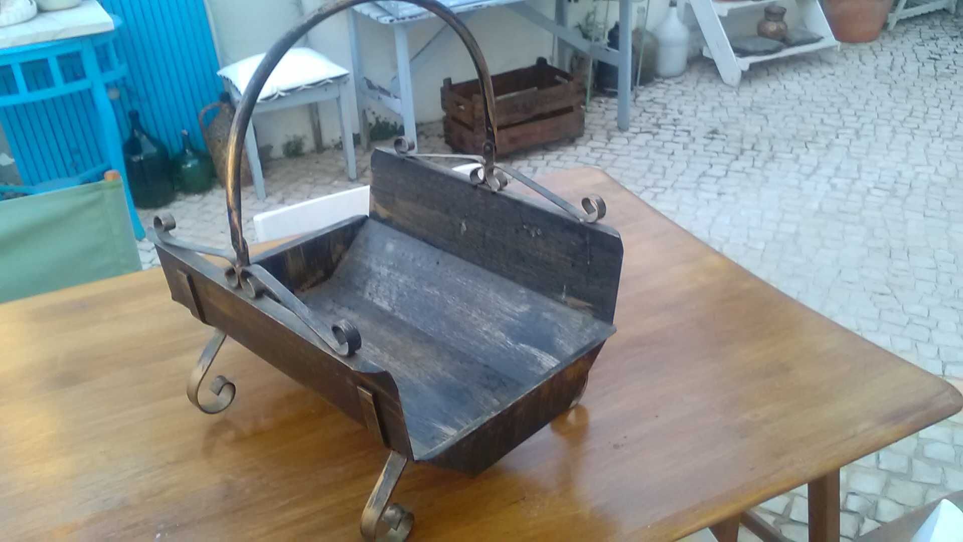 Dois cestos metálicos para lenha e uma proteção para lareira