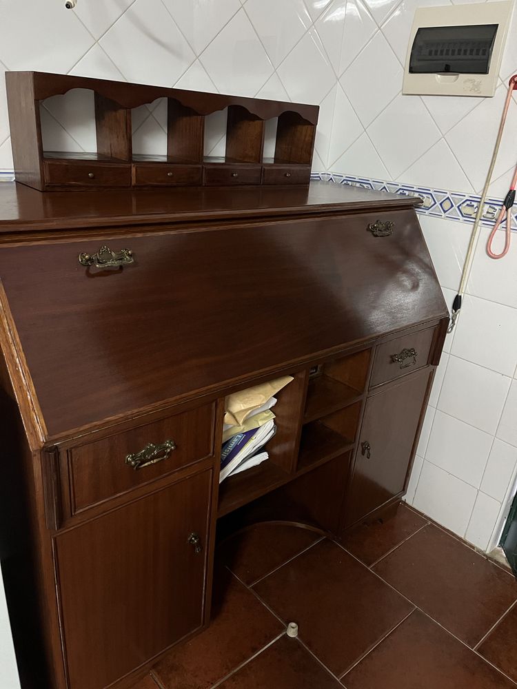Escrevaninha em madeira de cerejeira