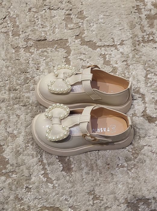 Гарні черевички / туфельки на дівчинку