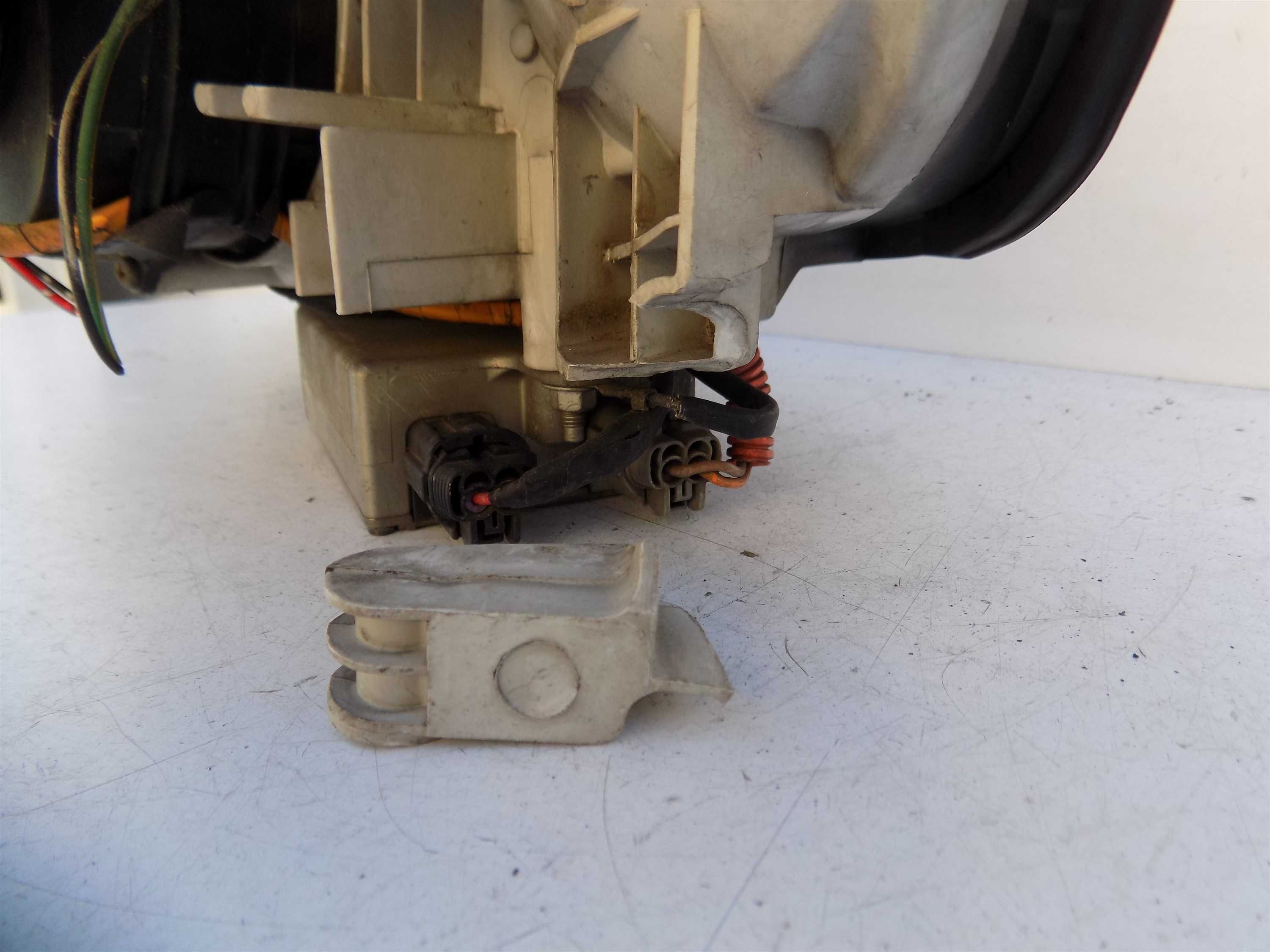 Lampa przód prawa xenon Nissan Maxima V 5 A33 00-04 Europa