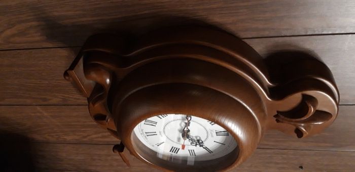 Часы настенные в деревянном корпусе