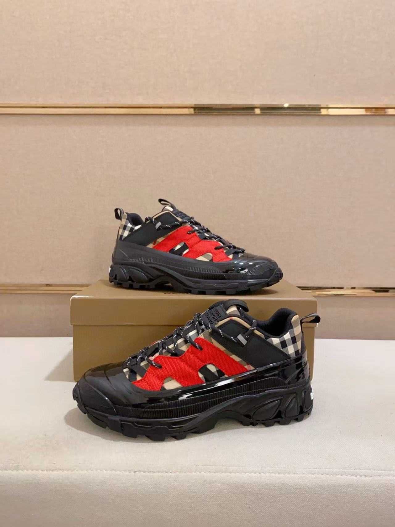 Tênis Burberry com personalização de tamanho