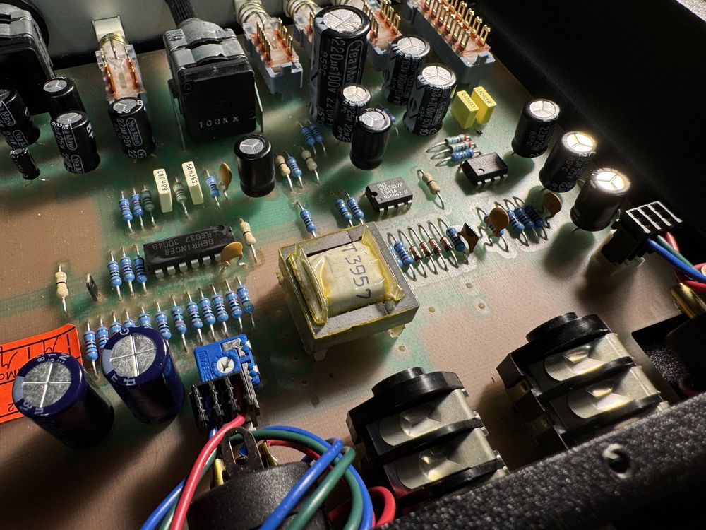 Przedwzmacniacz mikrofonowy Behringer PRE-Q legenda - TRAFO output