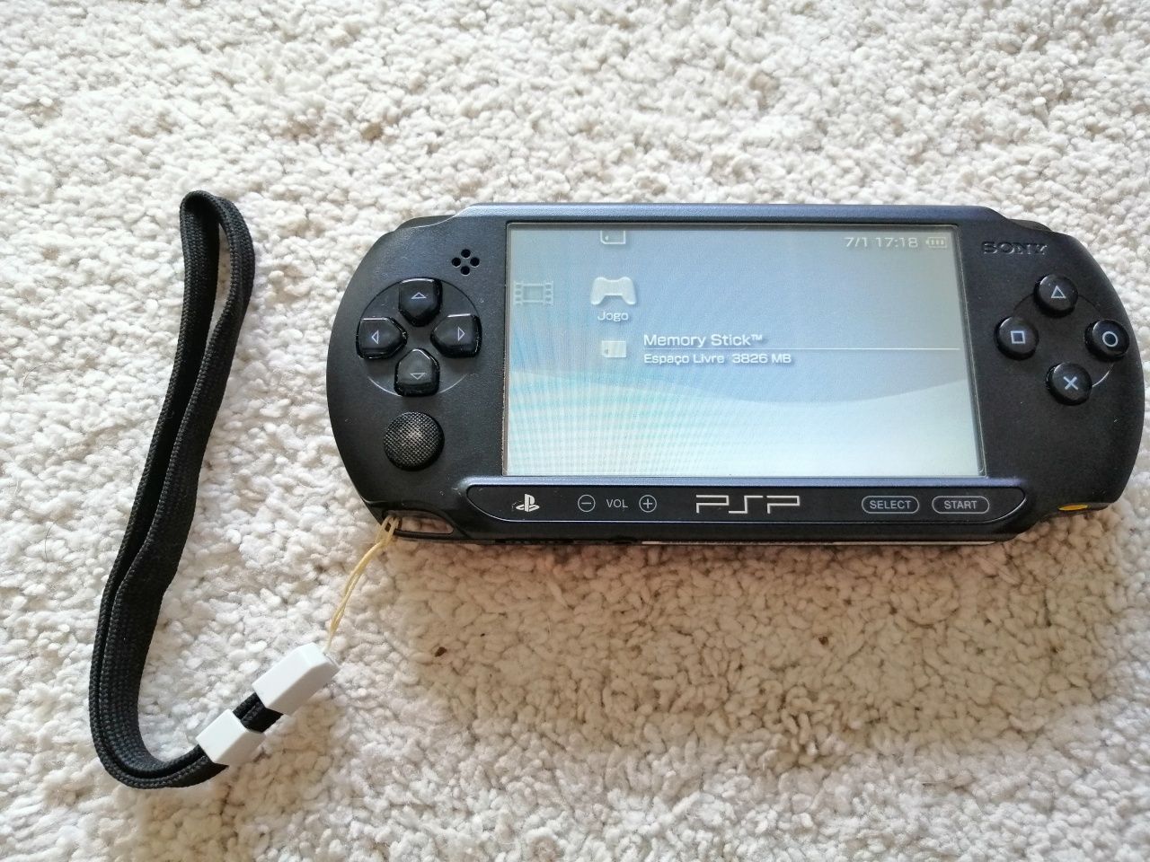 PSP + fifa 12 + carregador + cartão memoria 4G + bolsa psp + 3 capas p