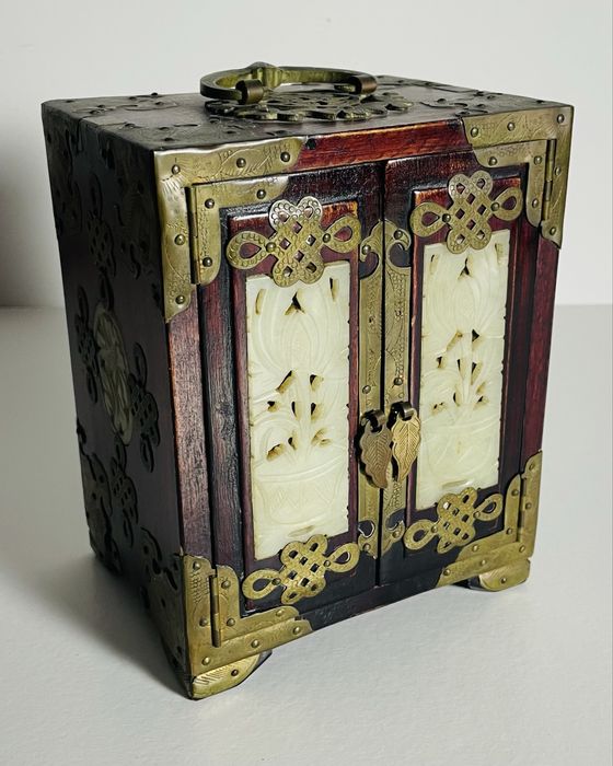 Caixa de joias em madeira, jade esculpida e ferragens em bronze.