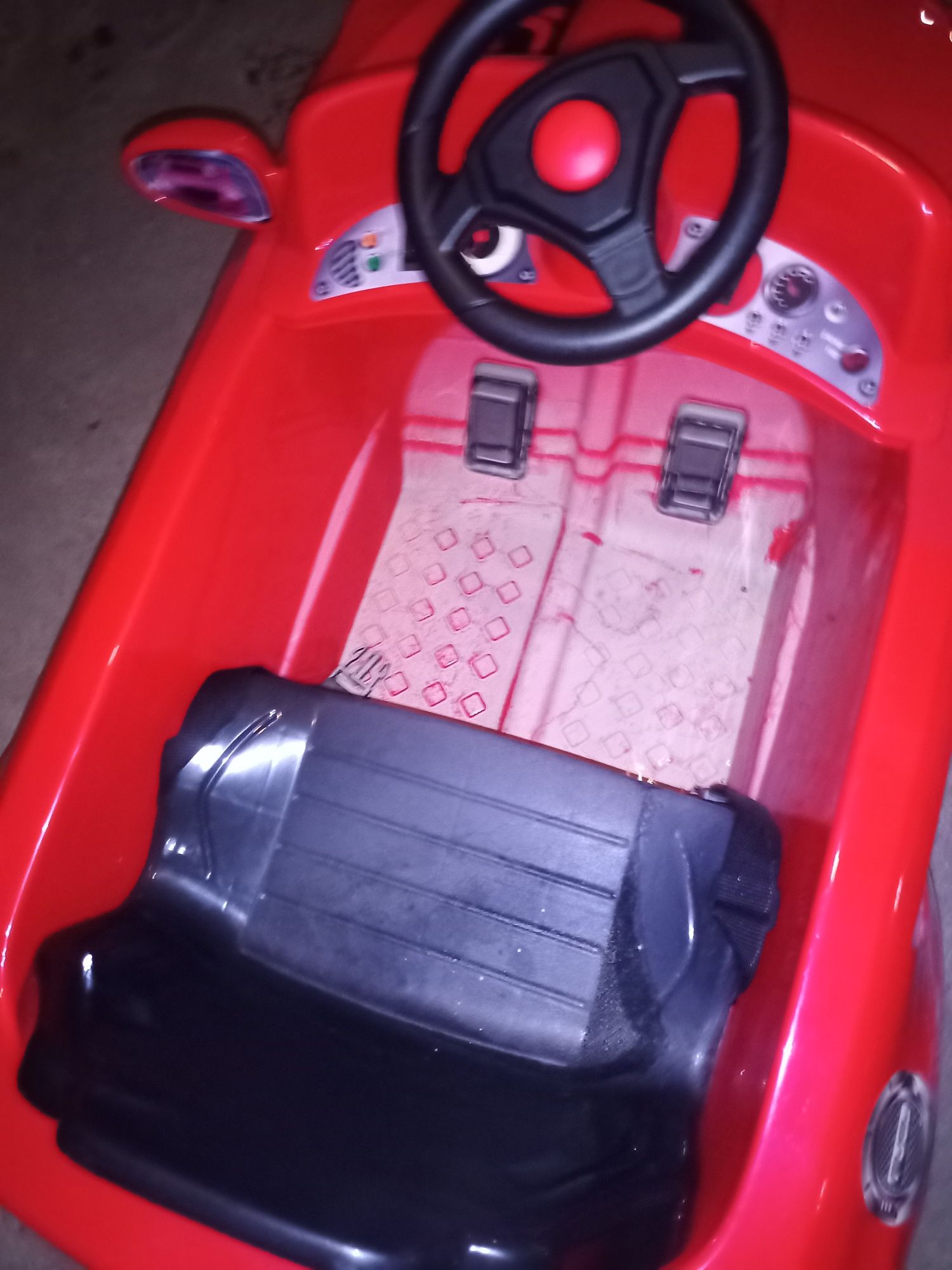 Carro elétrico vermelho