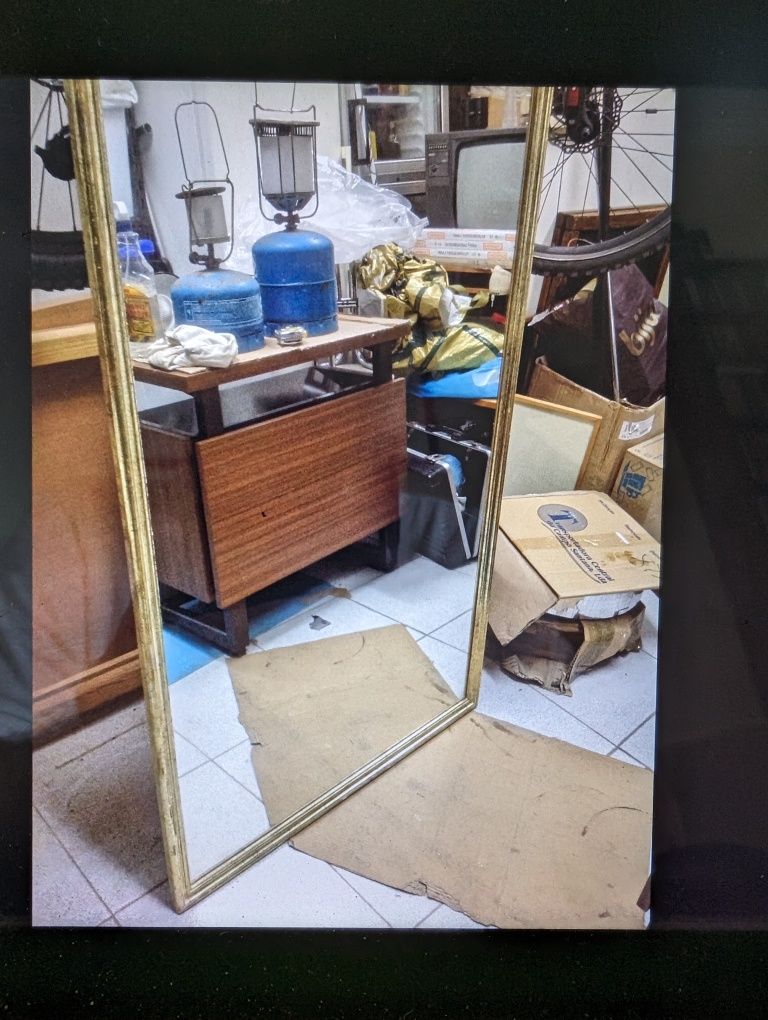 Espelho com moldura dourada