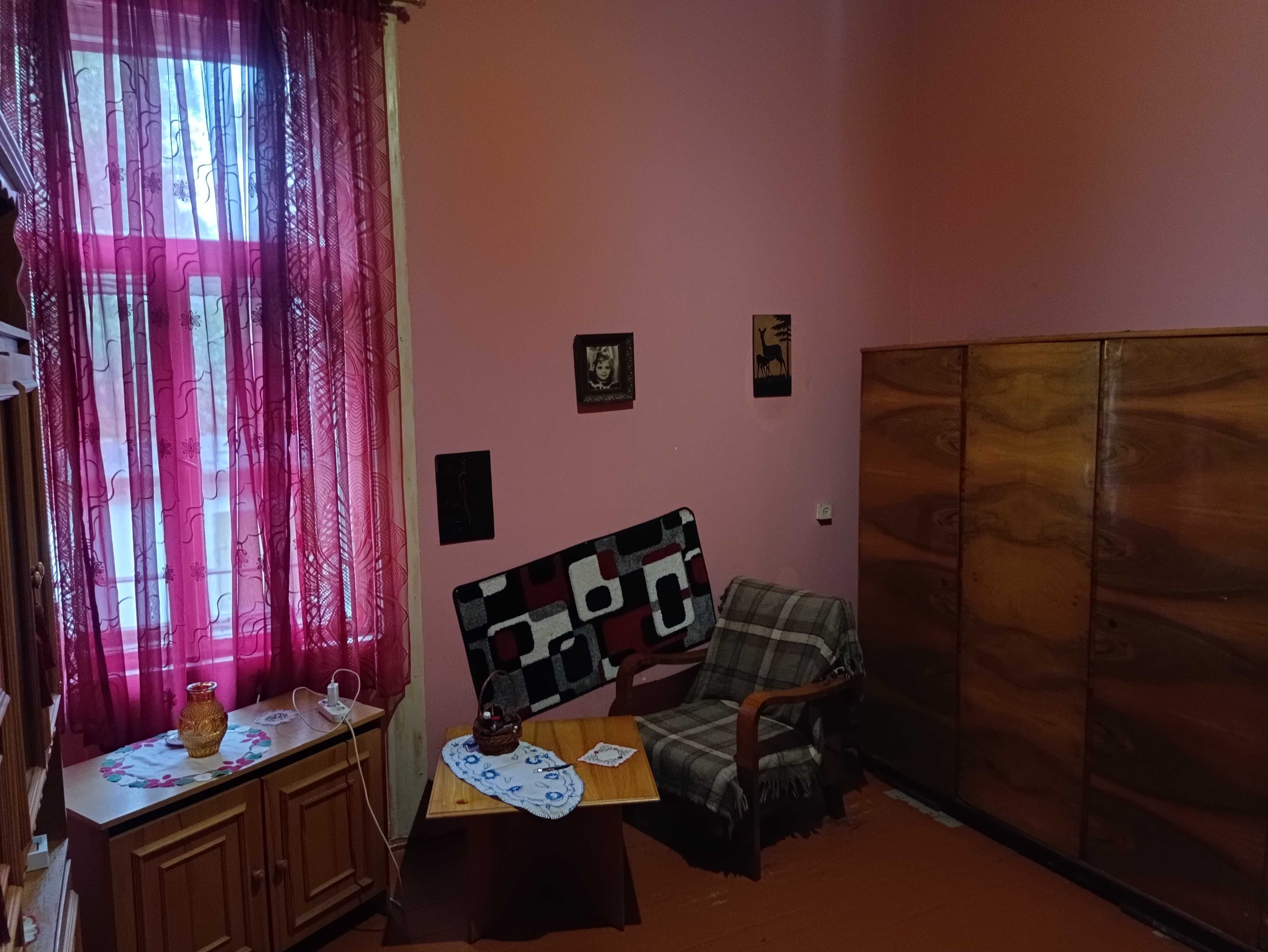 ПРОДАЖ великої (40 кв.м) 1 кімнатної КВАРТИРИ у ЦЕНТРІ,є підвал, гараж