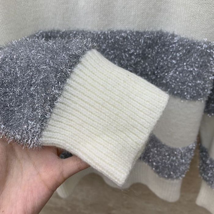 Ami білий шерстяний светр в наявності розмір S