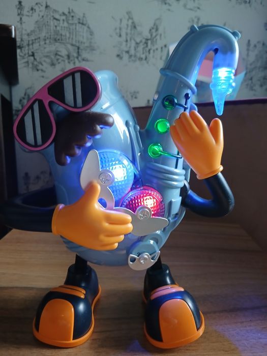 Музичний саксофон, грає,ходить,танцює,світиться