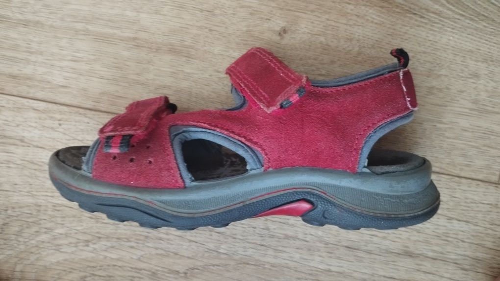 Czerwone skórzane sandały  29