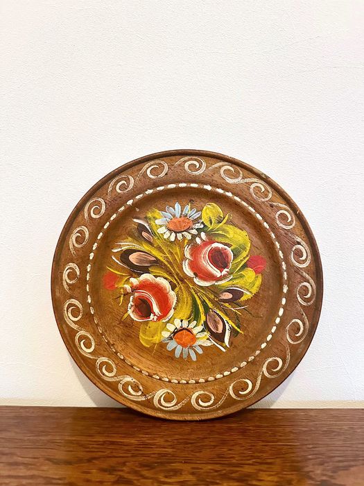 Prato decorativo de madeira, motivo folclórico de flores - vintage
