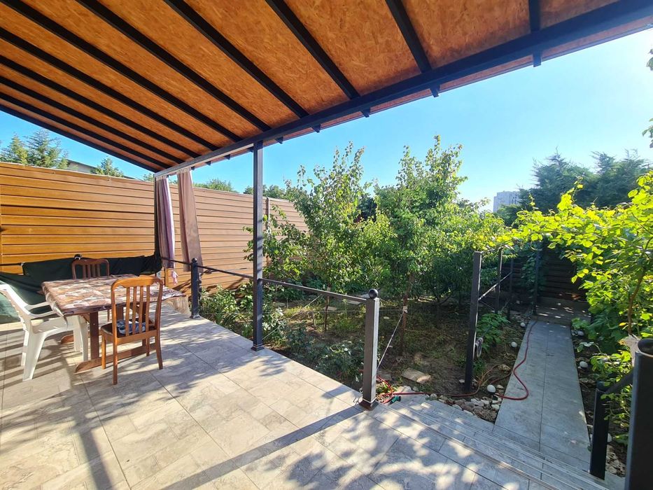 Хозяйский частный дом с гаражом на Таирова Левитана Королева