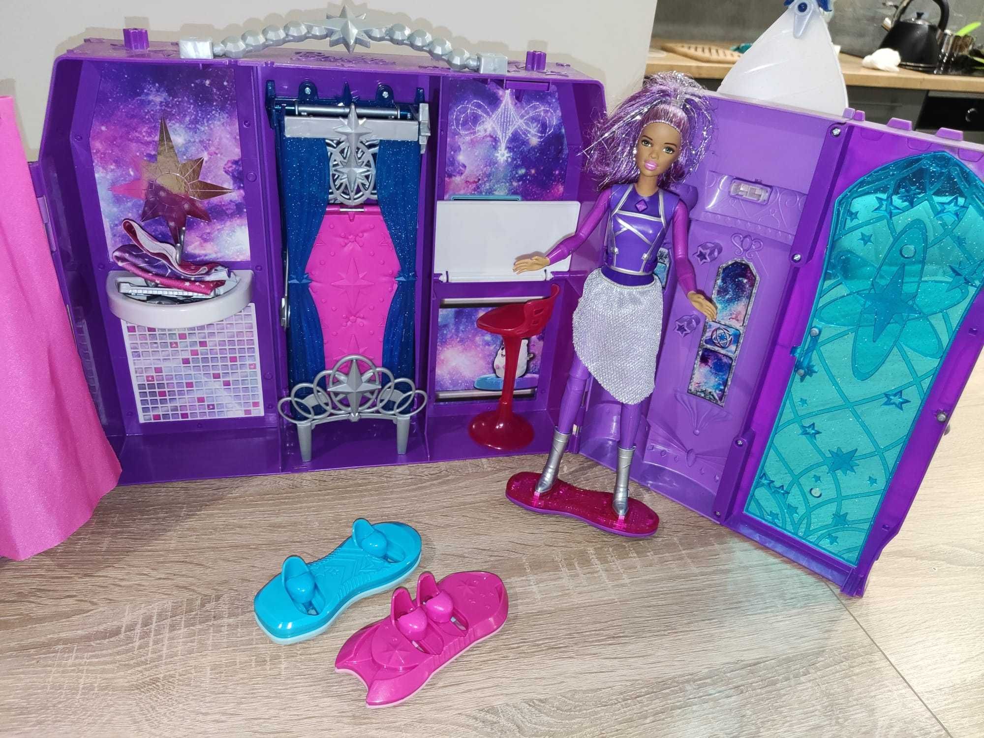 kosmiczny domek dla Barbie wraz z lalką