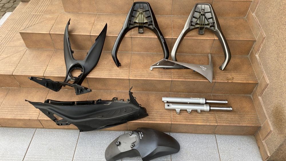 PIAGGIO MEDLEY 125 blotnik czacha owiewka podłoga  kokpit  plastik