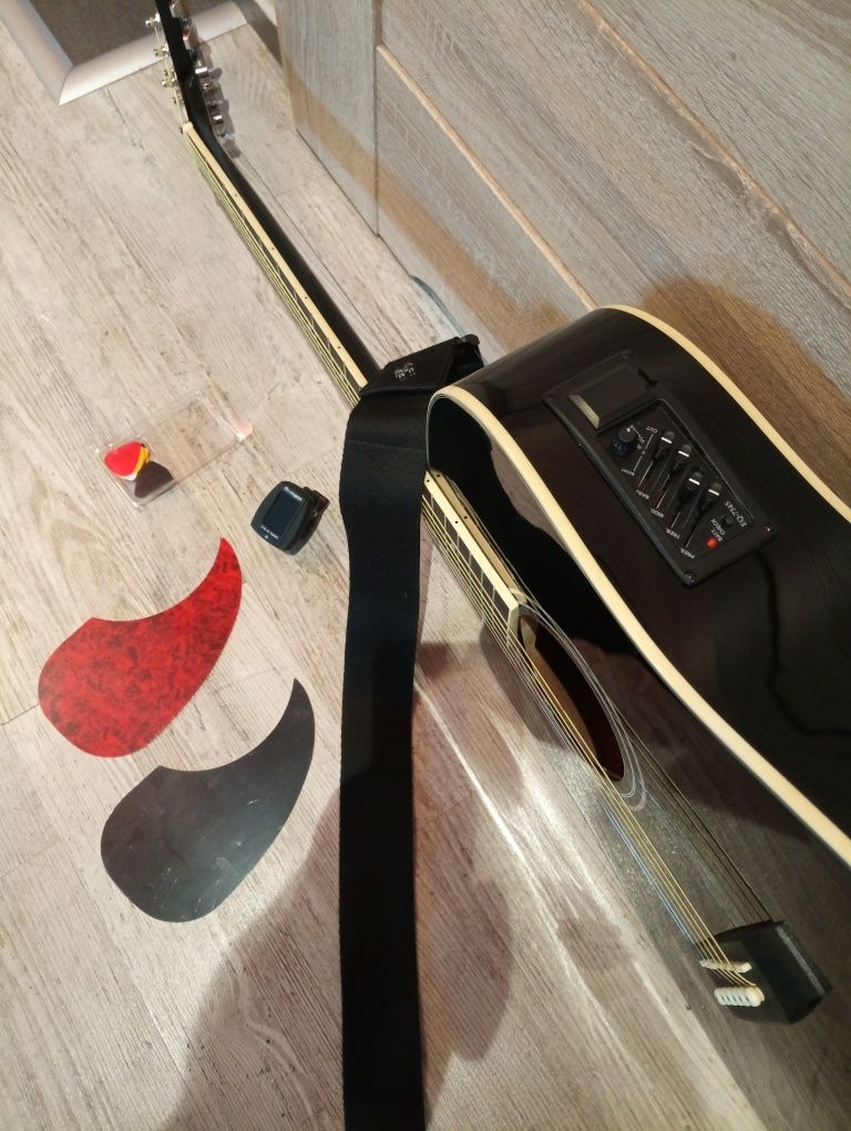 Gitara dla leworęcznych. Harley Benton leworęczna.