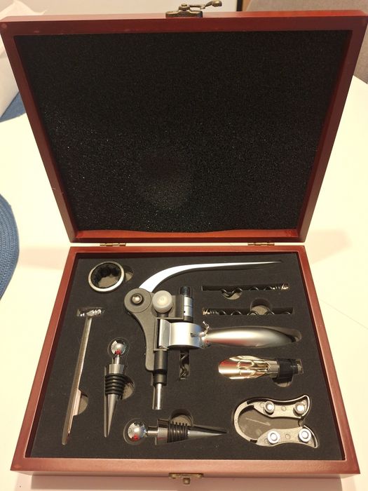 Zestaw do wina w drewnianej skrzynce - nowy