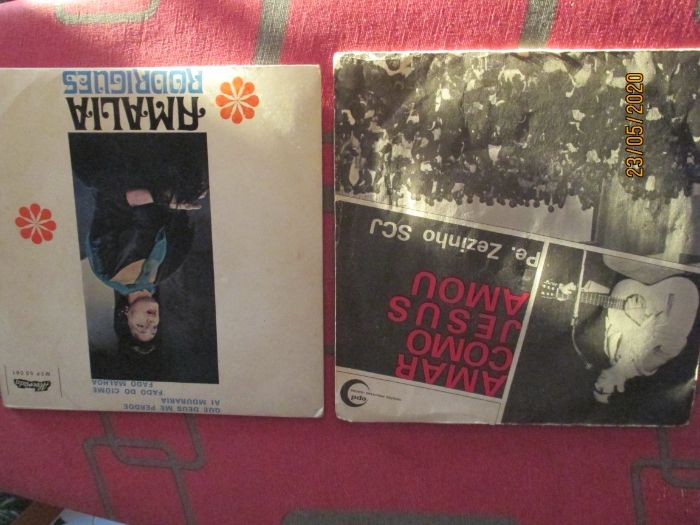 2 singles vinil - Amália Rodrigues e Pe. Zezinho