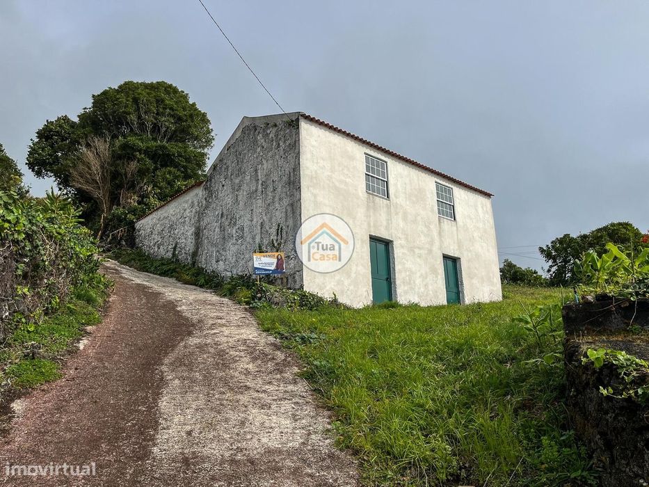 Moradia T1 em Pedra - Ampla Propriedade em Biscoitos, São Jorge, Açore