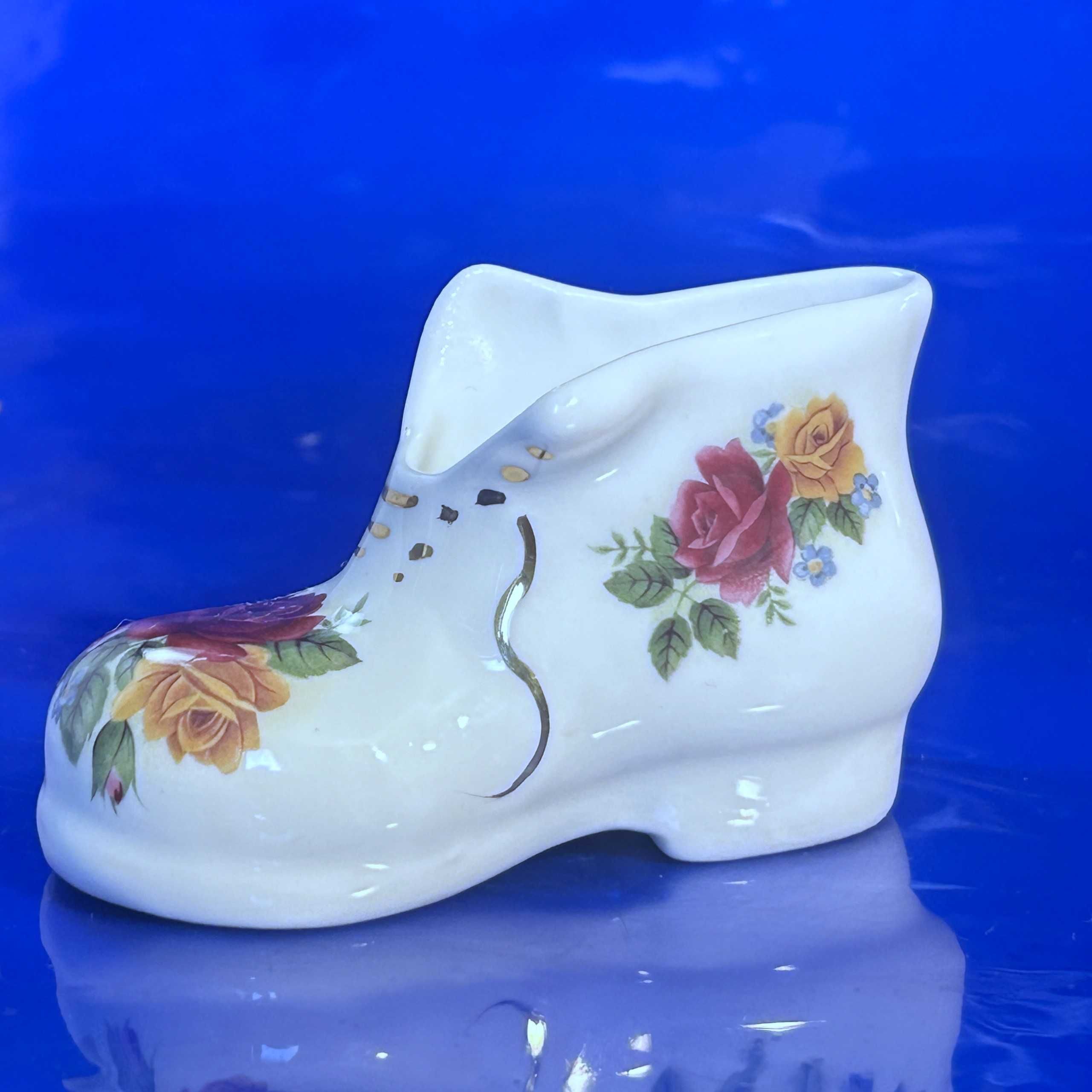 Bucik z wzorem kwiatowym. Porcelana kostna, marki Peter Gosling