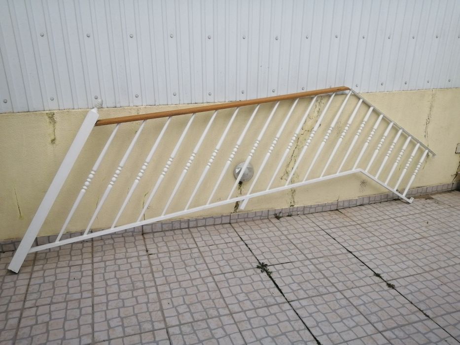 Corrimão em ferro e madeira