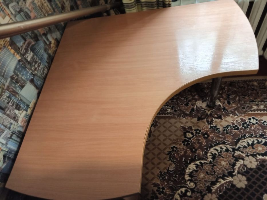 Стіл письмовий б/у в доброму стані