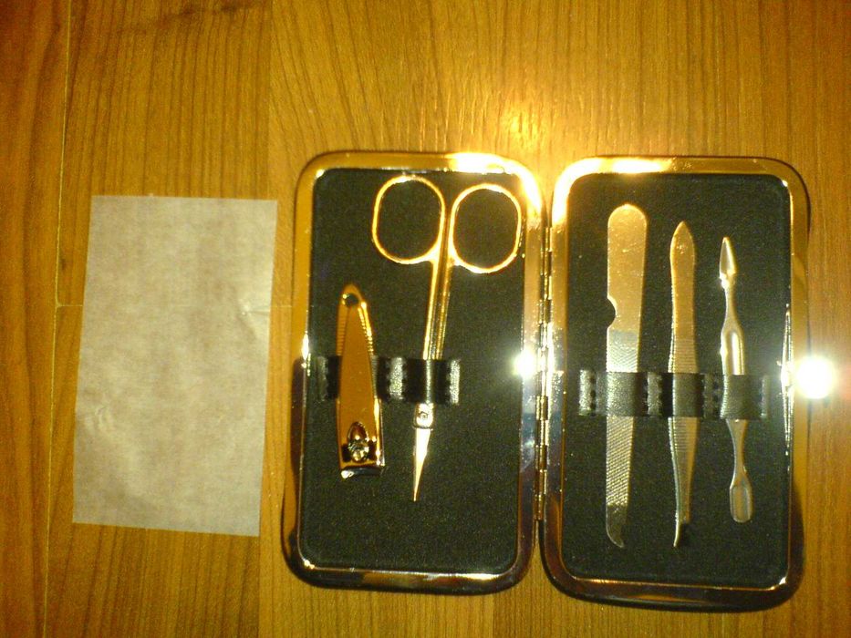 KOSMETYCZKA Zestaw 5 przyrządów do MANICURE PEDICURE etui srebrne nowe