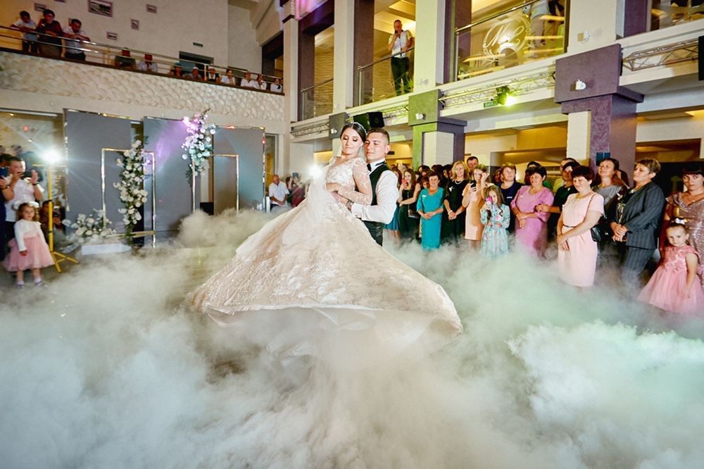 Важкий дим,  конфеті,  холодні вогні