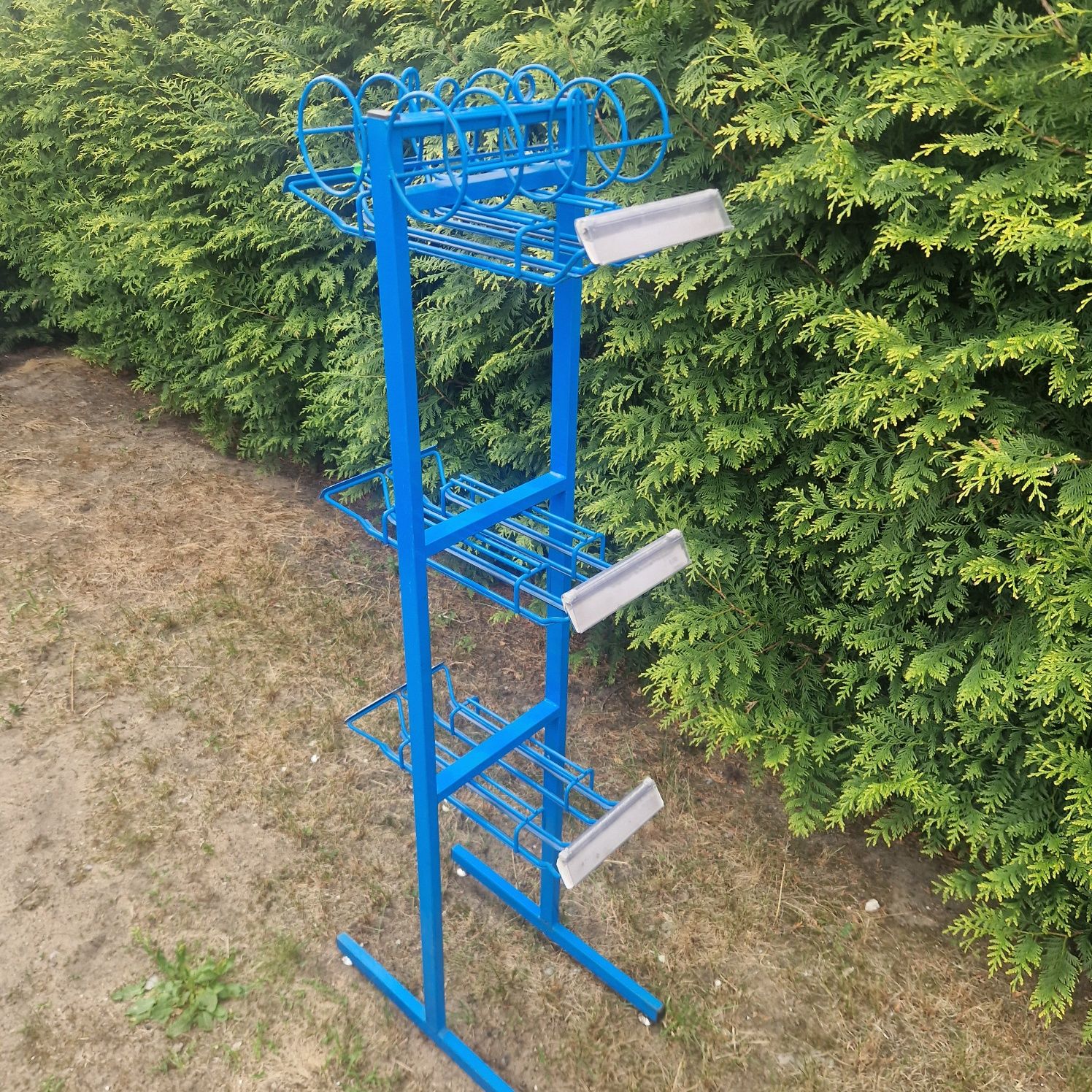 Sklepowy stojak do butelek.