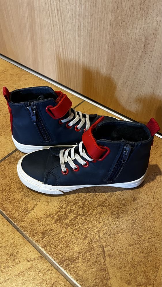 Buty Looney Tunes zapinane na boku