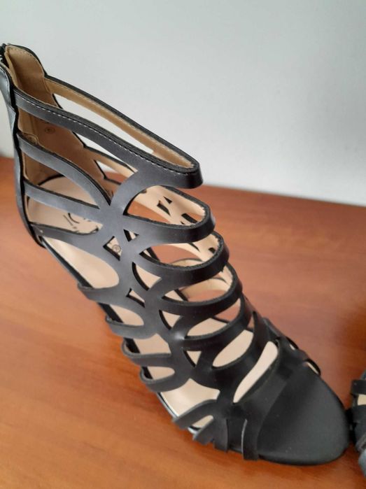 szpilki  paseczki  rozmiar  40