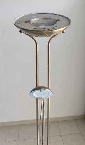 Candeeiro de pé dourado