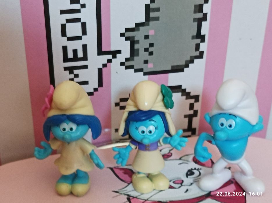 Figurki Smerfów.