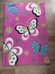 Dywan w motylki 120×170 dla dziewczynki, komfort