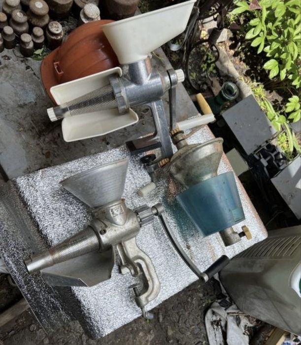 Посуда пароварки кастрюли  гусятница тазики соковыжималки