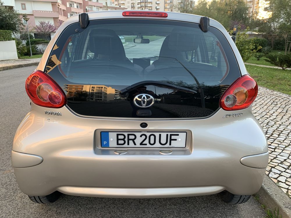 Toyota Aygo 68 cv * 128 mil km * Multimídia * Bancos Péle/Veludo * AC