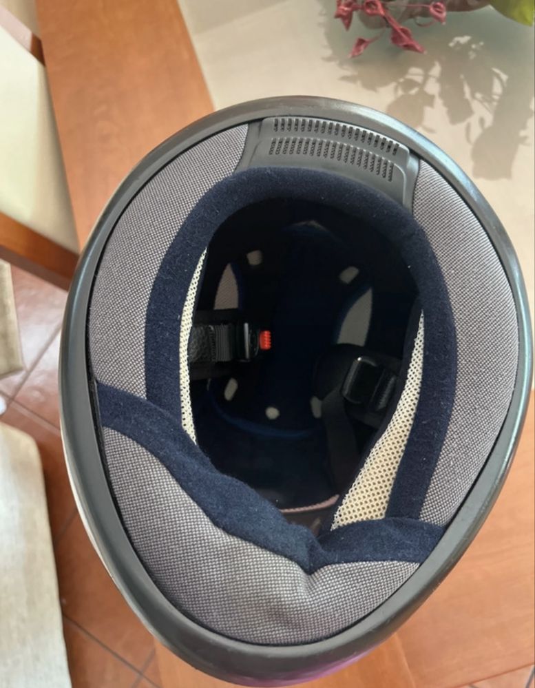 Capacete s/m com marcas de uso  .