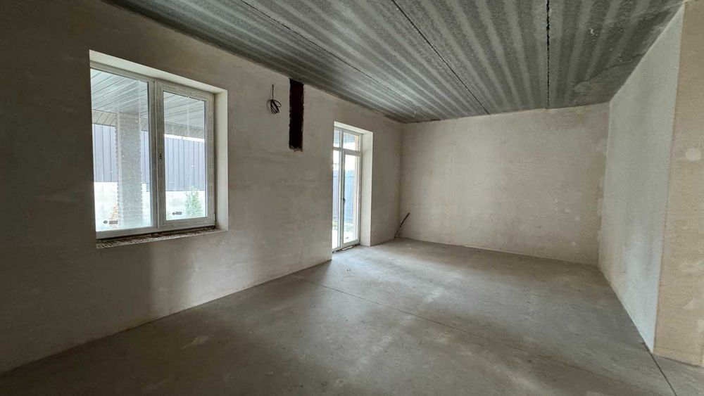 Великий будинок з терасою, ділянкою. єОселя, постанова, сертифікат