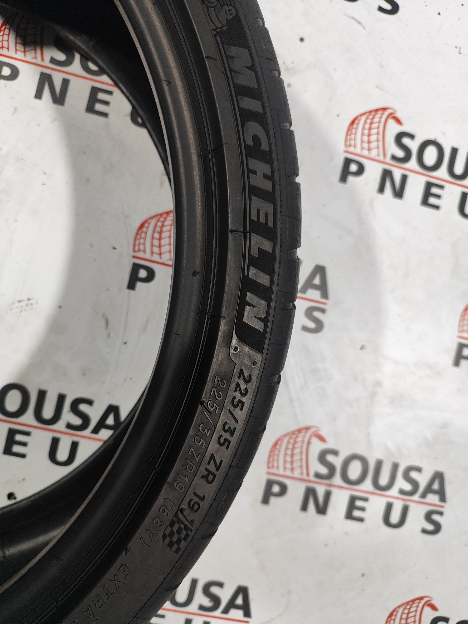 2 pneus semi novos 225-35R19 Michelin - Oferta dos portes