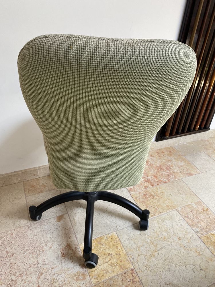 Cadeira de escritório giratória de cor verde em tecido