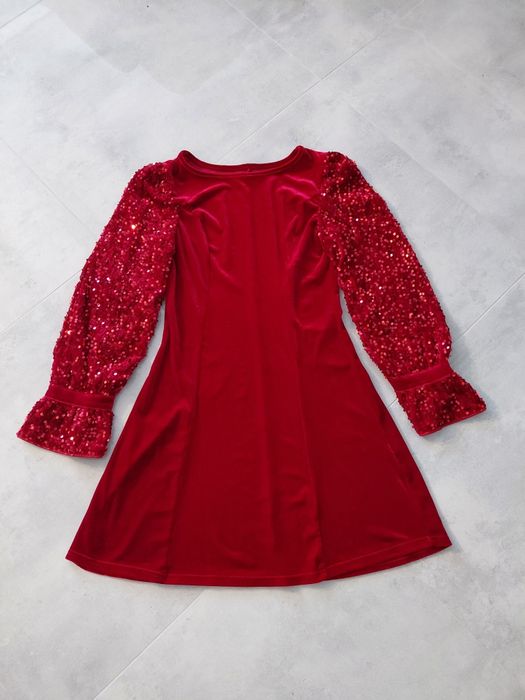 Welurowa sukienka z cekinami na rękawach