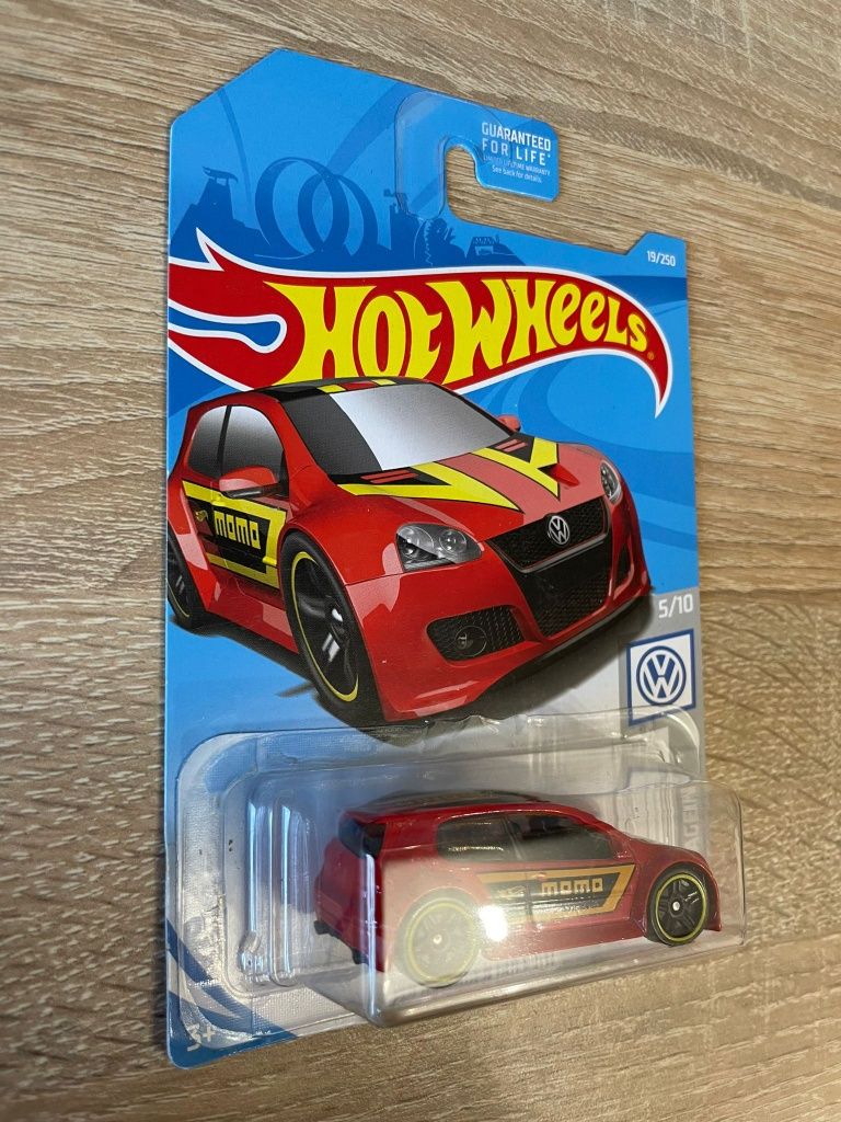Hot Wheels Volkswagen VW Golf GTI Momo Racing Czerwony Long Card