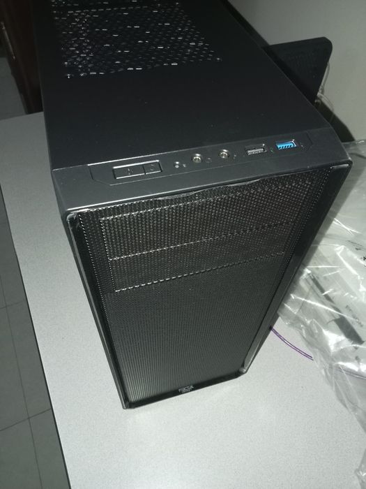 Caixa PC Fractal Design Focus G como nova