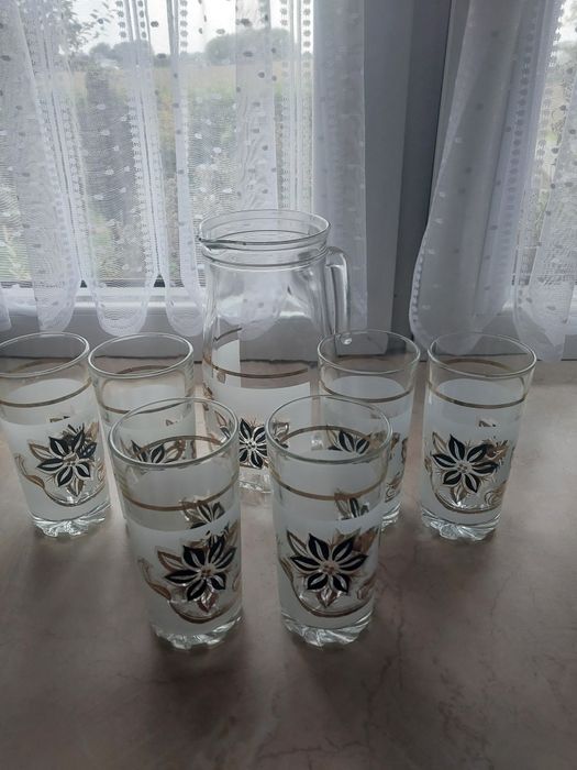 Zestaw dzbanek oraz 6 szklanek