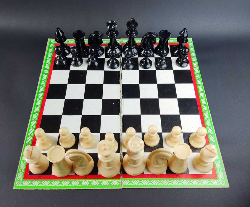 Zestaw szachowy i tryktrak - kompletny - w pudełku